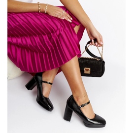 Czarne lakierowane czółenka na słupku Cher 1