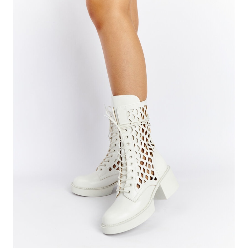 Białe ażurowe trapery na obcasie Visalia 2