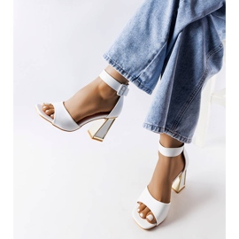 Białe sandały na słupku Marlens 1