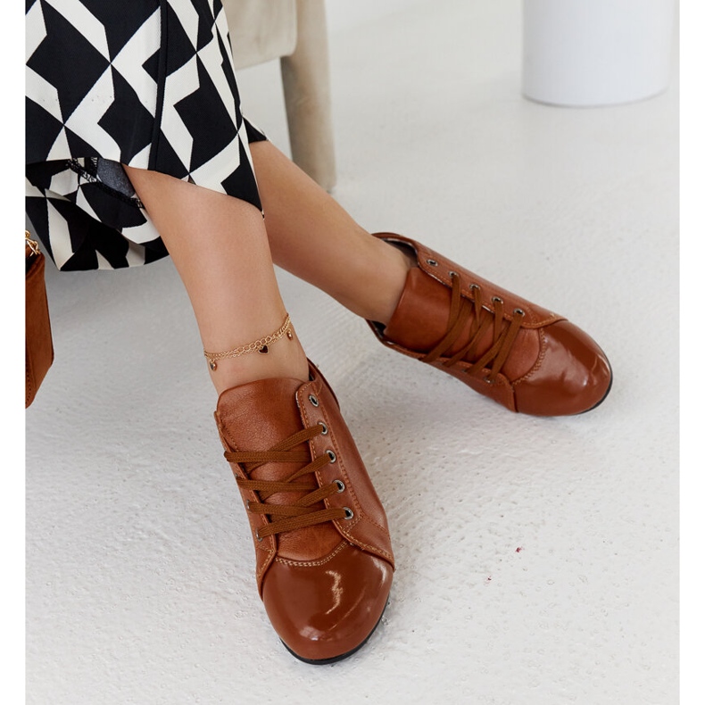 Brązowe półbuty z lakierowanym noskiem Parady 1