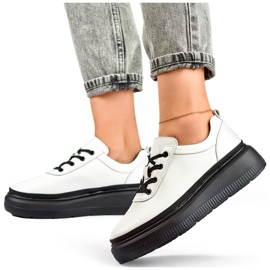 Skórzane białe sneakersy damskie z czarną podeszwą 3