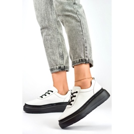 Skórzane białe sneakersy damskie z czarną podeszwą 4