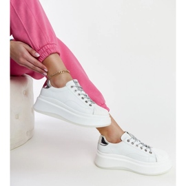 Białe sneakersy na platformie GOE NN2N4033 2