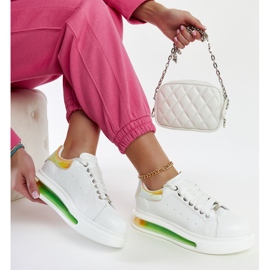 Białe sneakersy na platformie GOE NN2N4029 1