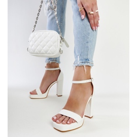 Białe sandały na wysokim słupku Nariman 1