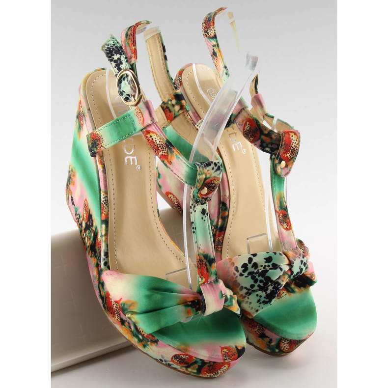 Atłasowe sandałki na koturnie 903 green zielone 1