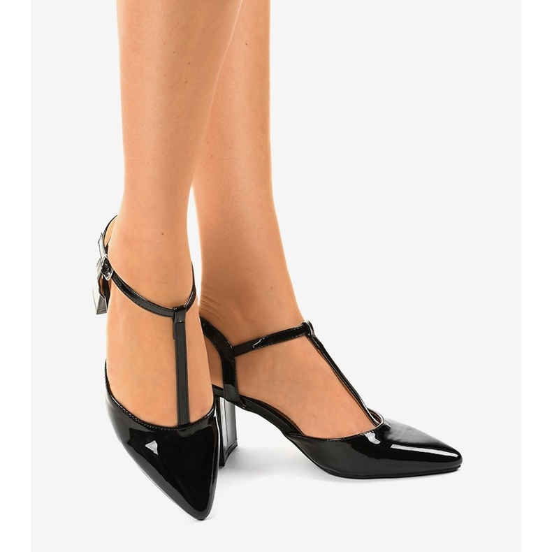 Czarne czółenka na słupku D85-17 1