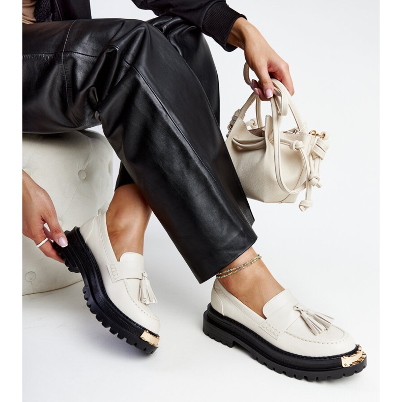 Jasnobeżowe masywne mokasyny ze złotymi wstawkami Tuga beżowy 1