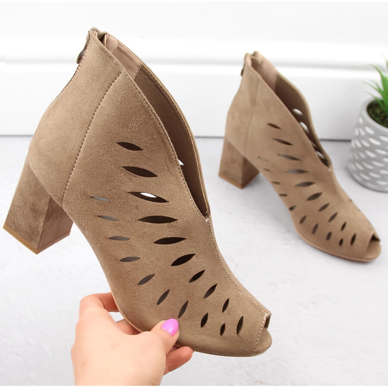 Zamszowe botki damskie ażurowe open toe cappuccino Potocki LE20318 brązowe 1