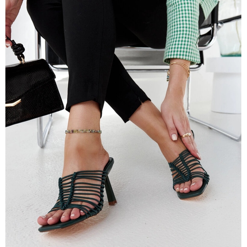 Ciemnozielone klpki na szpilce Borna 1