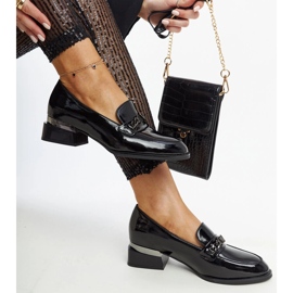 Czarne skórzane lakierowane półbuty Vinceza 1