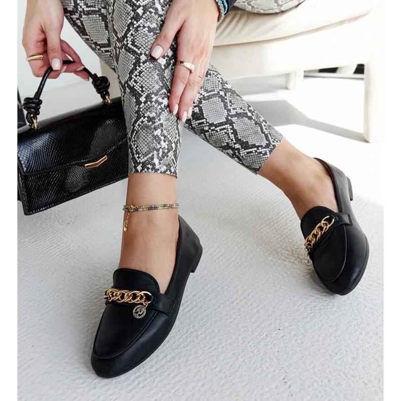 Czarne mokasyny z łańcuszkiem Scaletta 1