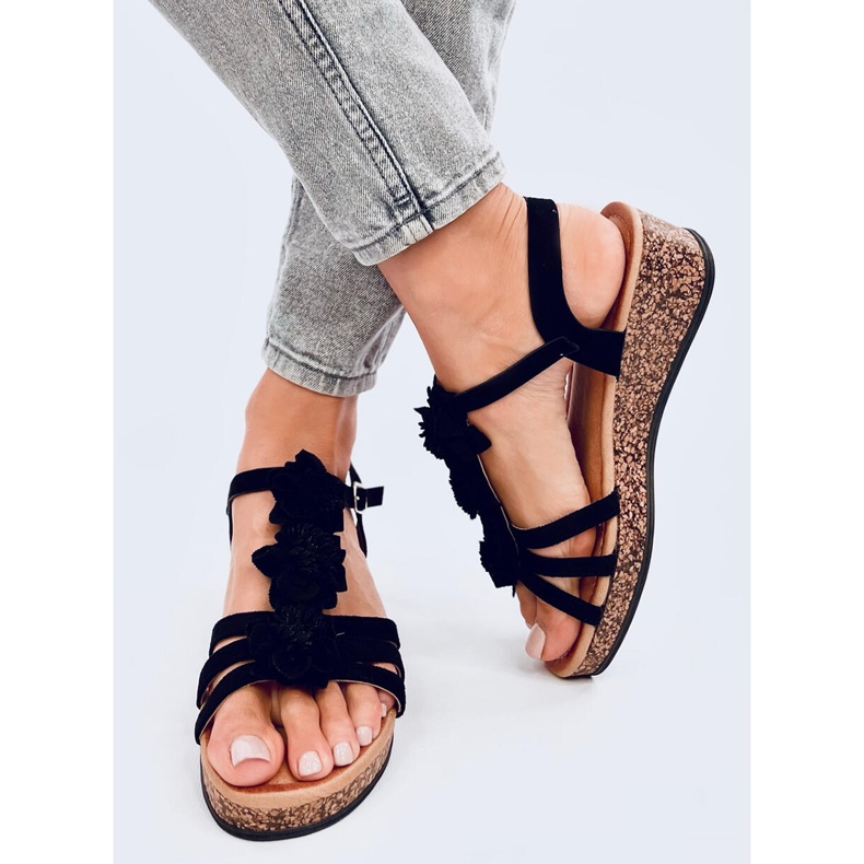 Sandałki na koturnie z kwiatami Fisken Black czarne 1