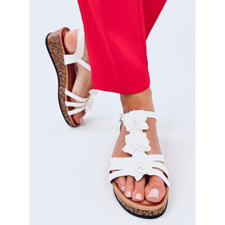 Sandałki na koturnie z kwiatami Fisken White białe 1