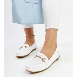 Białe mokasyny z ozdobną klamerką Adila 1