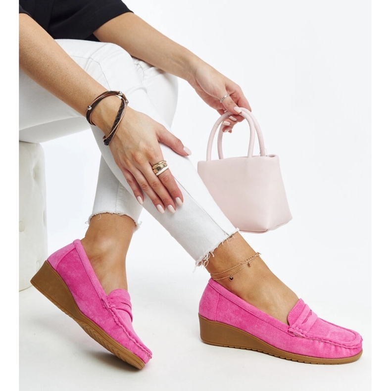 Ciemnoróżowe zamszowe mokasyny na koturnie Sakena 1