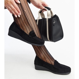 Czarne zamszowe mokasyny na koturnie Sakena 1