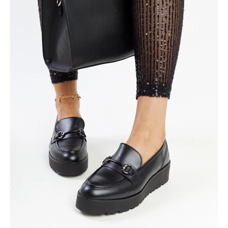 Czarne mokasyny na koturnie Oili 1
