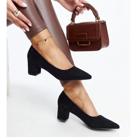 Czarne czółenka na słupku Araxi 1