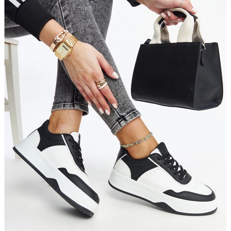 Biało-czarne sneakersy na grubszej podeszwie Rumai białe 1