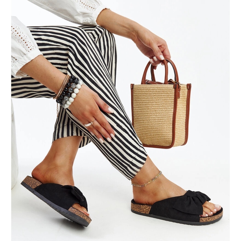 Czarne klapki na korkowej podeszwie Aamu 1