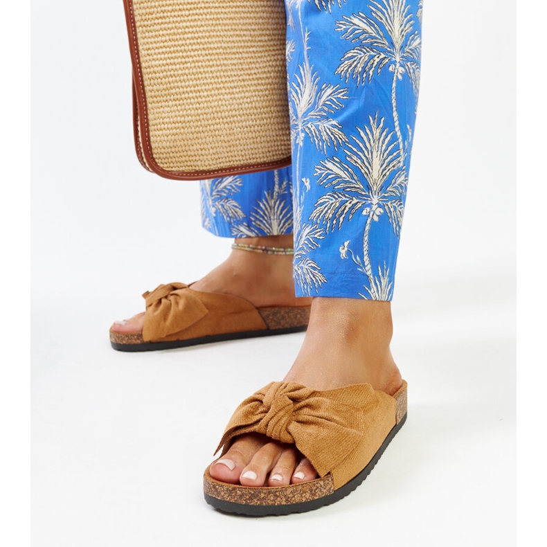 Brązowe klapki na korkowej podeszwie Aamu 1