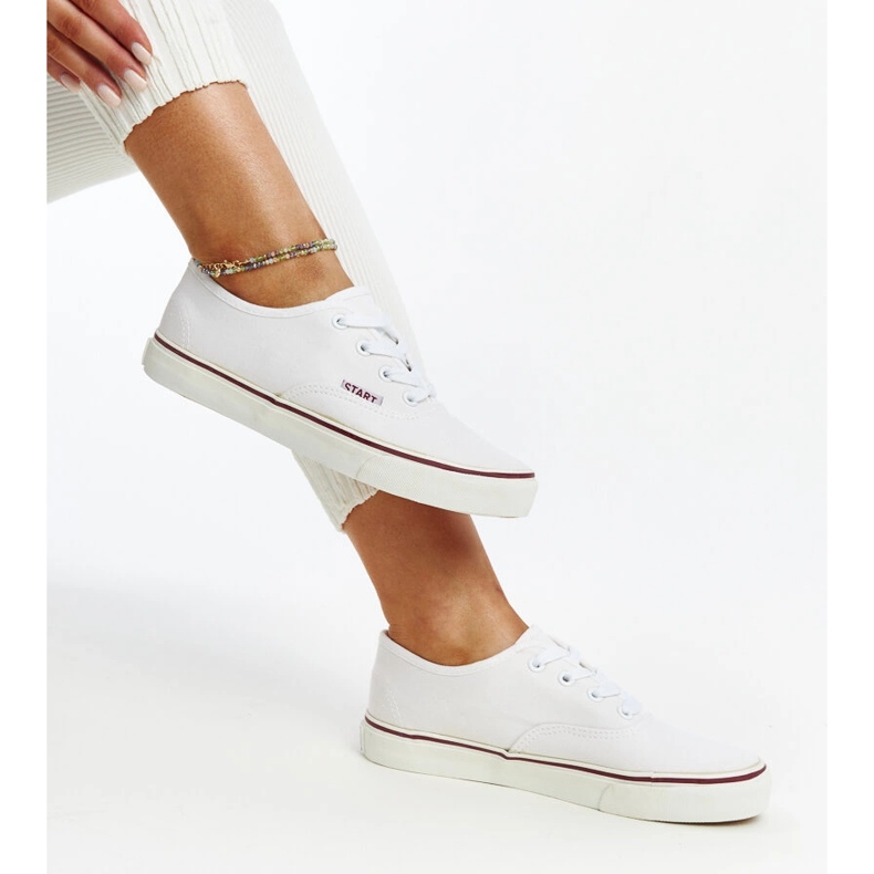 Białe klasyczne tenisówki Erla 1