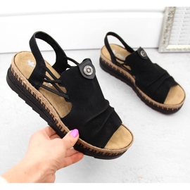 Komfortowe sandały damskie na koturnie wsuwane czarne Rieker V7972-00 1