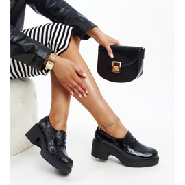 Czarne skórzane półbuty lakierowane 1