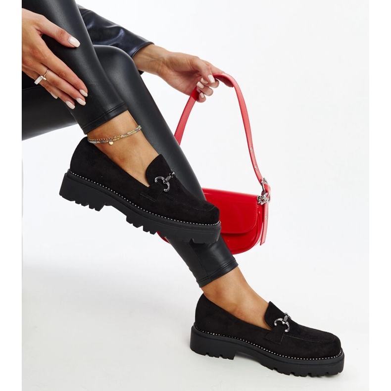 Czarne skórzane półbuty z ozdobną klamerką 1