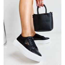 Czarne skórzane półbuty z ozdobną klamerką 1