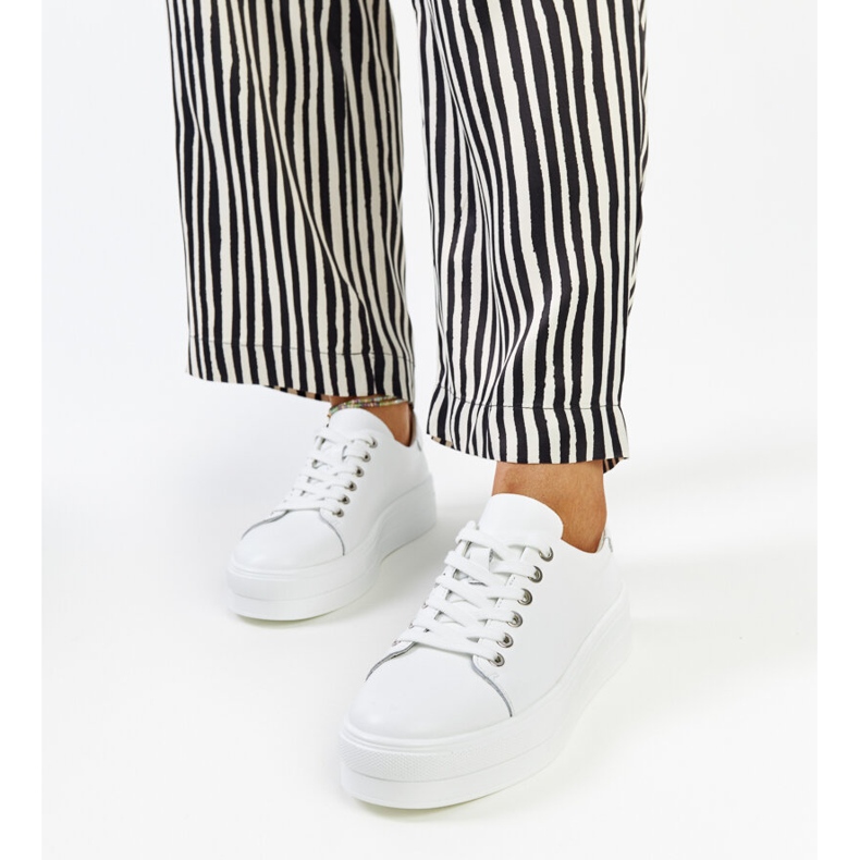 Białe skórzane półbuty z ozdobną klamerką 1