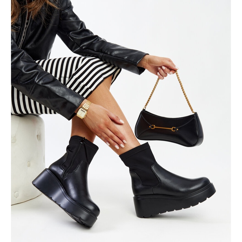 Czarne ocieplane botki na koturnie eko skóra Safala 1