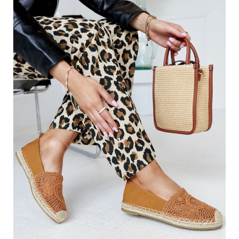 Brązowe espadryle z haftem Kalba 1