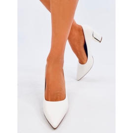 Czółenka na słupku licowe Laurents White białe 1