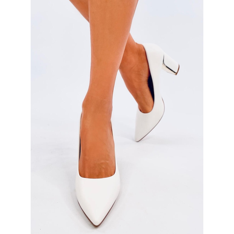 Czółenka na słupku licowe Laurents White białe 1