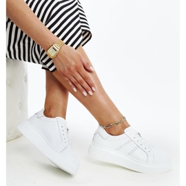 Niebieskie skórzane półbuty z ozdobną klamerką białe 1