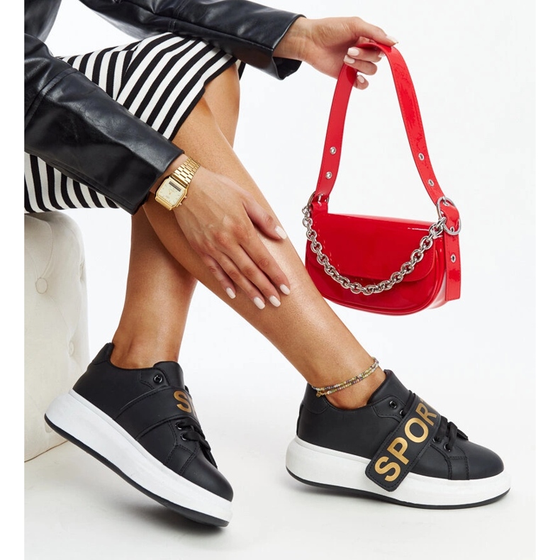 Czarne skórzane półbuty z ozdobną klamerką 1