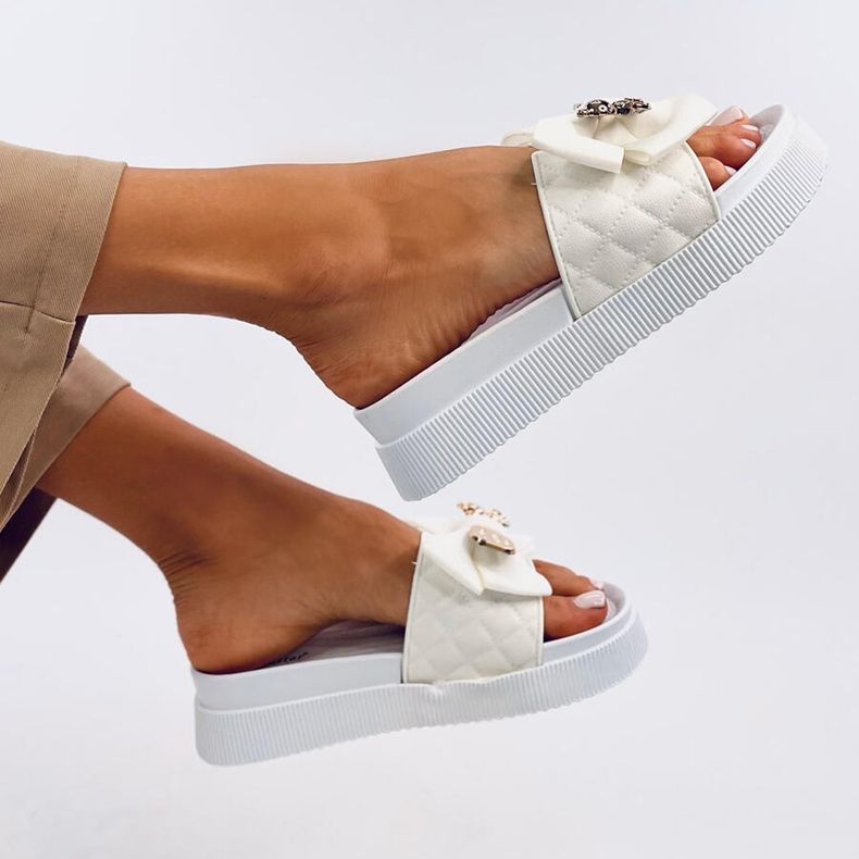 Klapki ze złotym misiem Brandis White białe 1