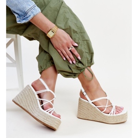 Białe sandałki na koturnie Mara 1