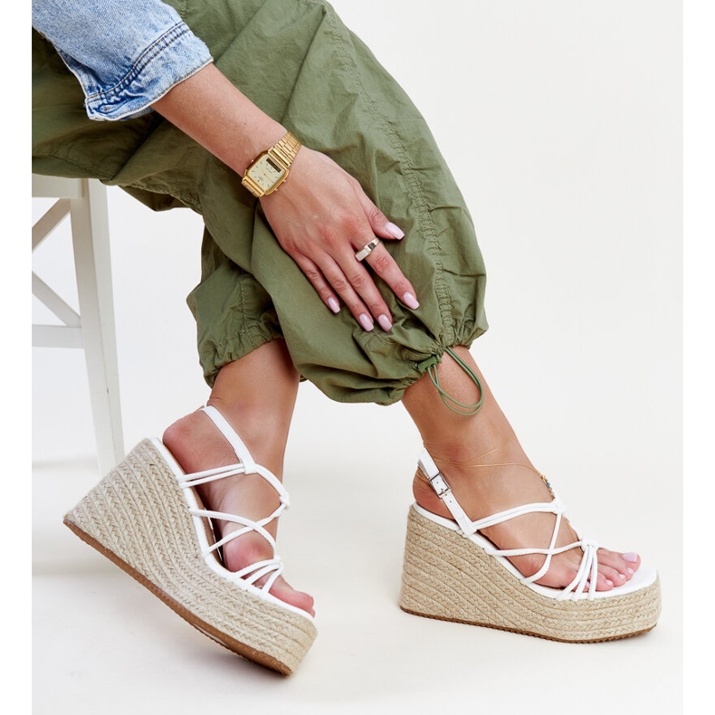 Białe sandałki na koturnie Mara 1