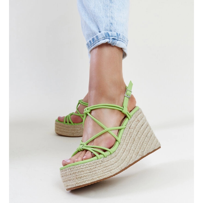 Zielone sandałki na koturnie Mara 1