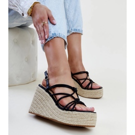 Czarne sandałki na koturnie Mara 1