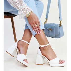 Białe sandałki na słupku Vesna 1