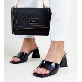 Czarne lakierowane klapki na słupku Andela 1