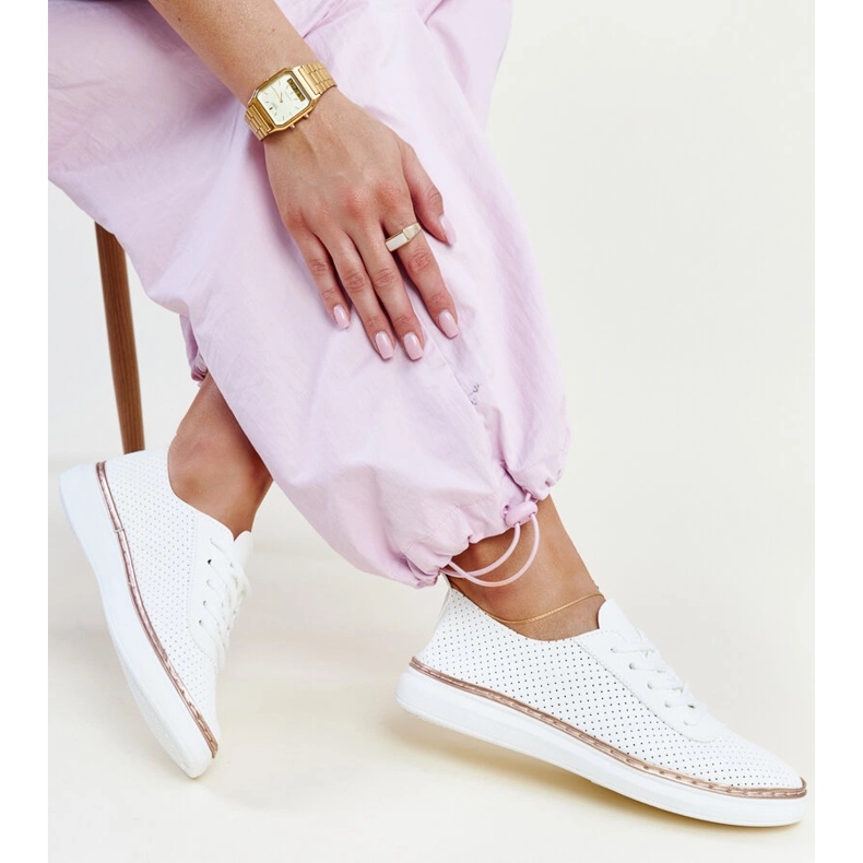 Białe ażurowe tenisówki Biserka 1