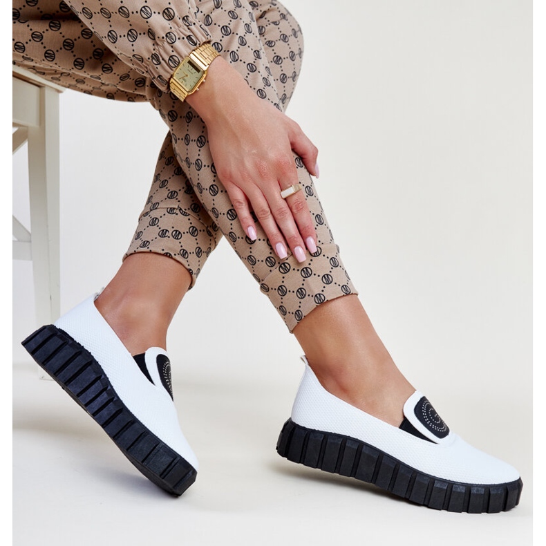 Białe półbuty na masywnej podeszwie Teska 1