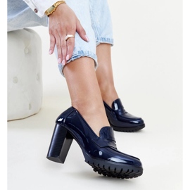 Granatowe lakierowane czółenka na słupku Licoletta niebieskie 2