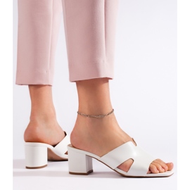 Białe klapki damskie na obcasie 2