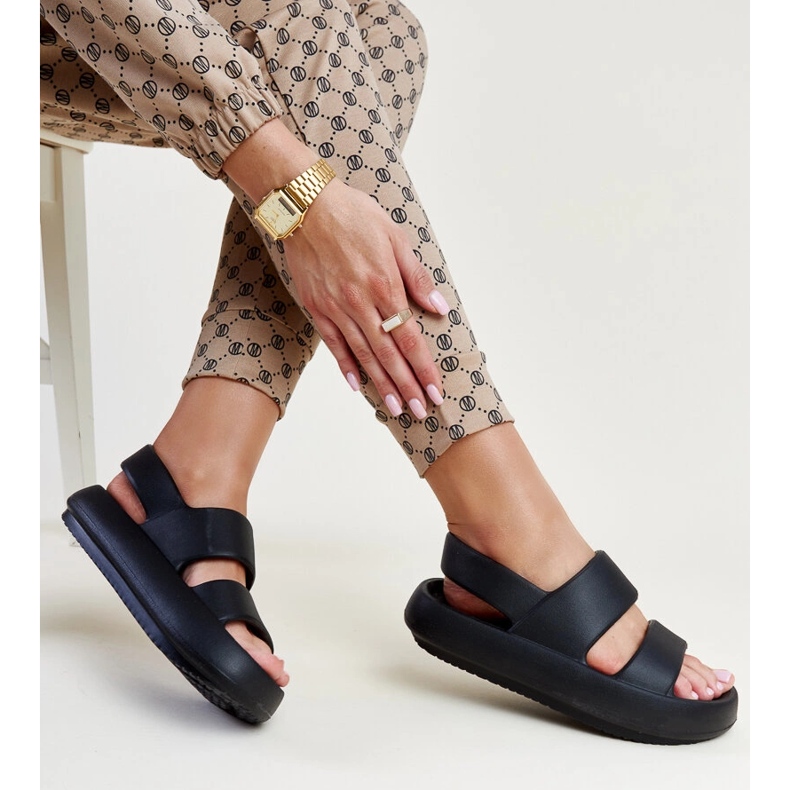 Czarne sandały Attiana 1